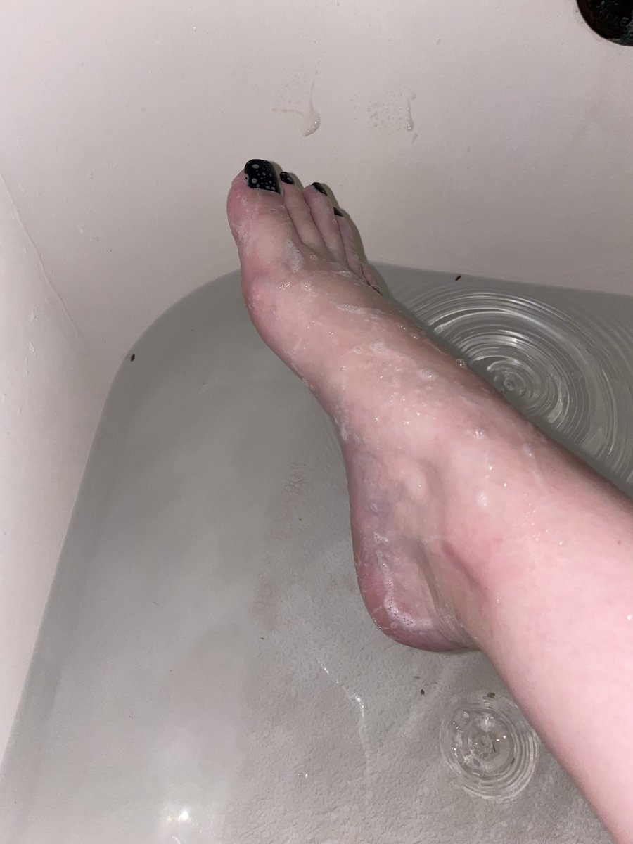daniqueentoes's tweet photo. Bath time, who wants to help wash these queen toes? #bathtime #queentoes #feet #feet4sale #feetworshi̇p #feet_worship #bubbles https://t.co/mDhxOCItu8