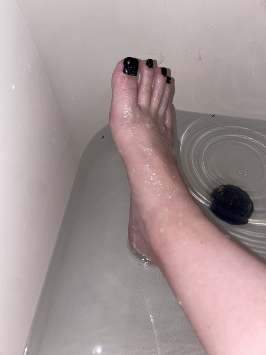 daniqueentoes's tweet photo. Bath time, who wants to help wash these queen toes? #bathtime #queentoes #feet #feet4sale #feetworshi̇p #feet_worship #bubbles https://t.co/mDhxOCItu8