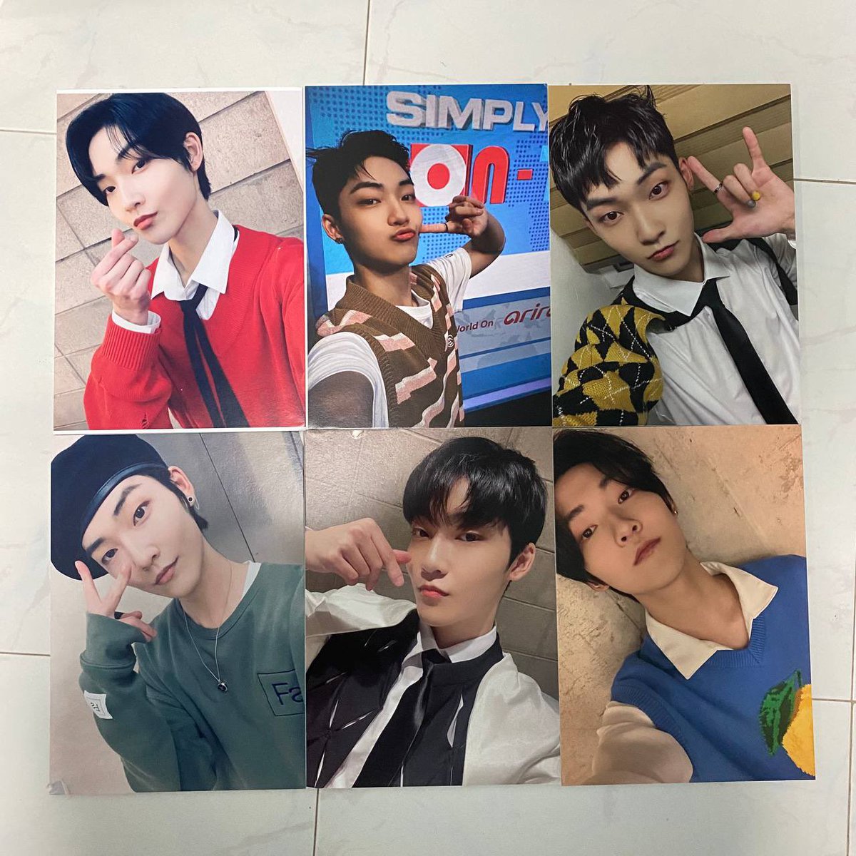 dearmymooncafe's tweet photo. #dearmymooncafe GIVEAWAY 

- fcfs! 
- dm us with your preferred one! 
- maximum of 3 foamboards each!
- 2m pull up banner up for grab too! 

only meetup as items are bulky! 

pic 1: A4
pic 2 &amp; 3: A3
pic 4: 2m pull up banner! https://t.co/9DizO0Vqev