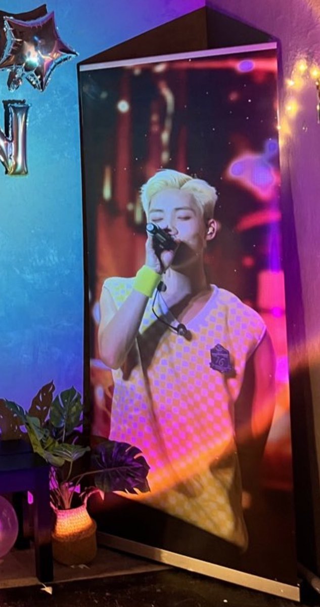 dearmymooncafe's tweet photo. #dearmymooncafe GIVEAWAY 

- fcfs! 
- dm us with your preferred one! 
- maximum of 3 foamboards each!
- 2m pull up banner up for grab too! 

only meetup as items are bulky! 

pic 1: A4
pic 2 &amp; 3: A3
pic 4: 2m pull up banner! https://t.co/9DizO0Vqev