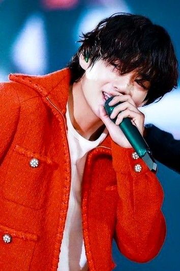 lys_206's tweet photo. Hôm nay a mặc chiếc áo đỏ, ngỏ lời muốn lm ny a
💜💜💜
#thankyouBts #BTSV #PTD_ON_STAGE_SEOUL_day3 #WeLoveYouBTS #PTD_ON_STAGE_SEOUL https://t.co/AV7Nqd6PNH