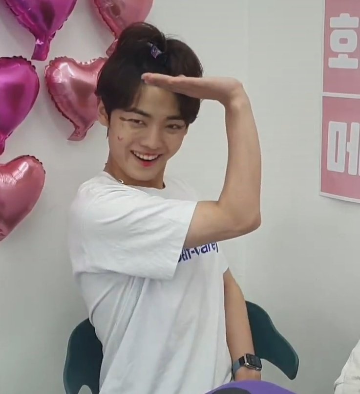 gayandevol's tweet photo. of course they have to clown Junhee even when he's not there😭😭😭 https://t.co/iLREz9hPpH