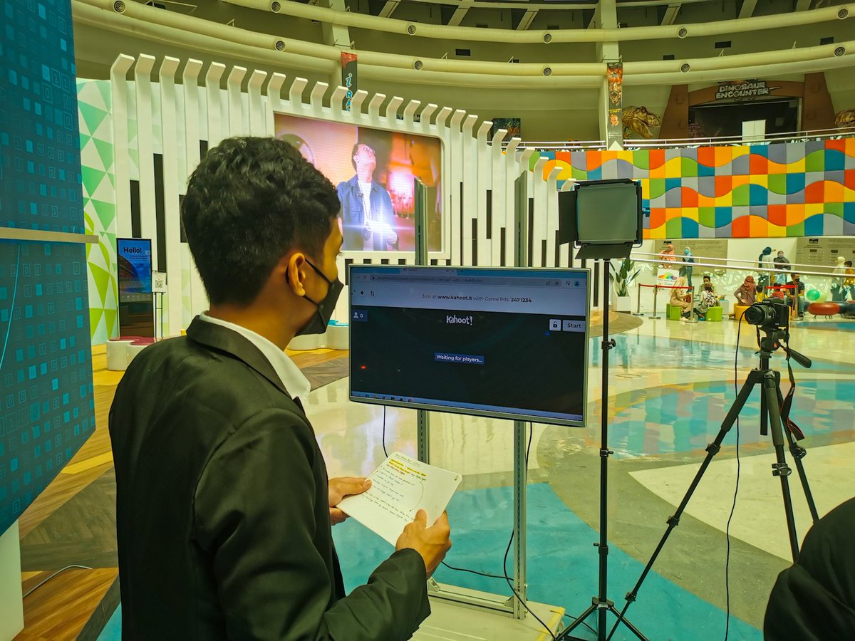 MyScienceCentre's tweet image. Peluang terakhir anda untuk berada di podium Kahoot! Science Buzz.

Tonton facebook live kami pada 12.30 t/hr ini untuk dapatkan Game PIN dan bermain secara langsung di Kahoot.it

#ScienceBuzz #SchoolsOutKidsIn #pusatsainsnegara #mosti #jomterokaisains