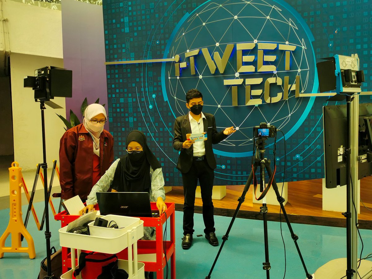 MyScienceCentre's tweet image. Peluang terakhir anda untuk berada di podium Kahoot! Science Buzz.

Tonton facebook live kami pada 12.30 t/hr ini untuk dapatkan Game PIN dan bermain secara langsung di Kahoot.it

#ScienceBuzz #SchoolsOutKidsIn #pusatsainsnegara #mosti #jomterokaisains