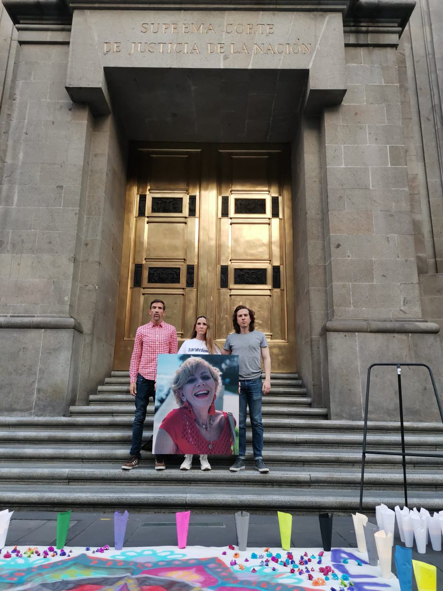 Anapaulaa74's tweet photo. Fuimos a mandar Luz afuera de la suprema corte de justicia. Donde mañana se decidirá la Libertad de mi mamá. Ministros @SCJN @ArturoZaldivarL @lorettaortiza @YasminEsquivel_ Confió en ustedes. https://t.co/MXUkq0hdAU