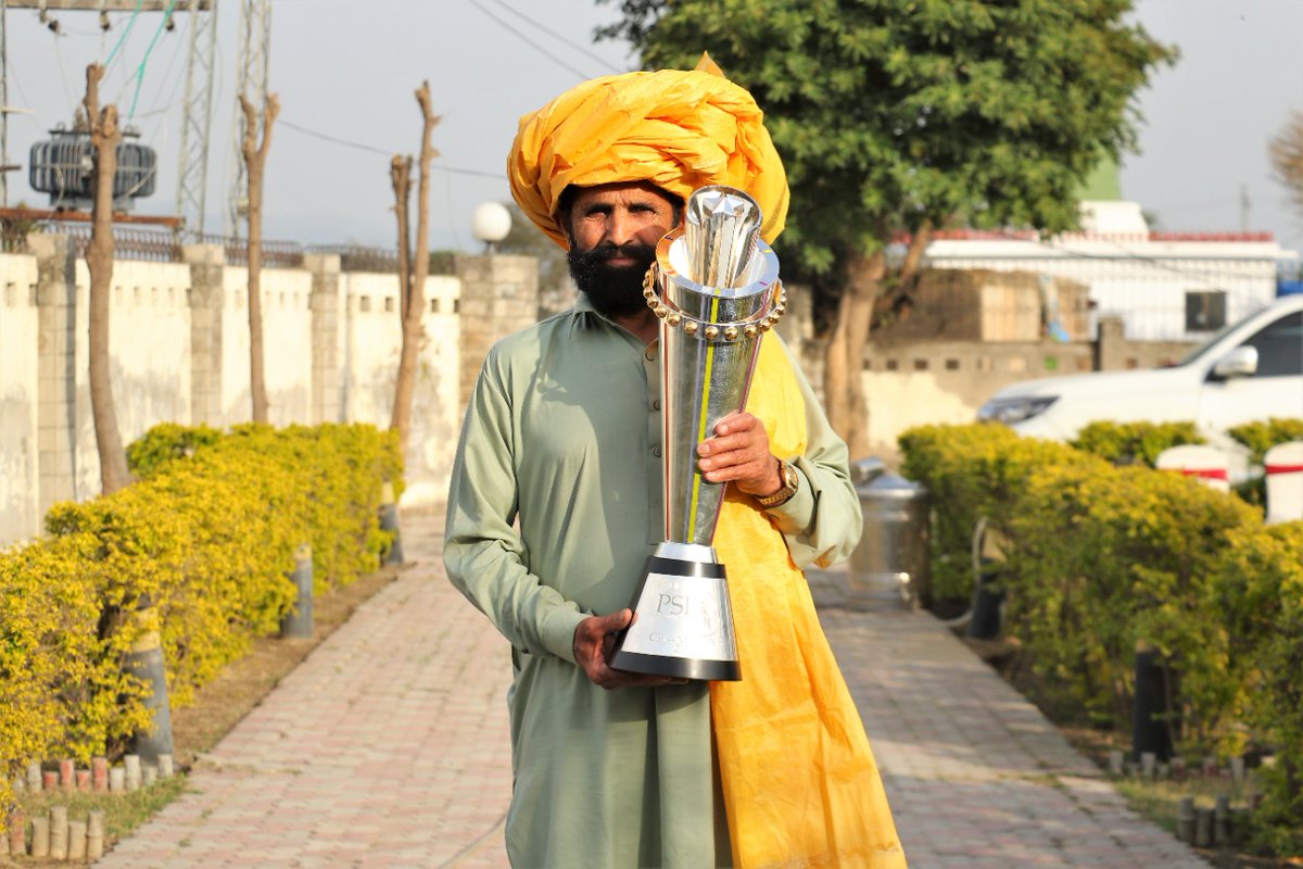 Proud father of @ZamanKhanPak's holding trophy! #DamaDamMast #MainHoonQalandar #Dilse #TrophyTour #hblpsl7trophy #LQAmbassadorsofKORT