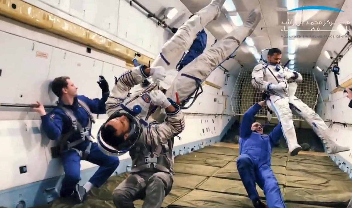apm625's tweet photo. #bcm325
They're training by floating in this spherical device, which can help 3D maneuverability.
It reminds me of astronauts training for space for zero gravity https://t.co/j29hRTb1k3
