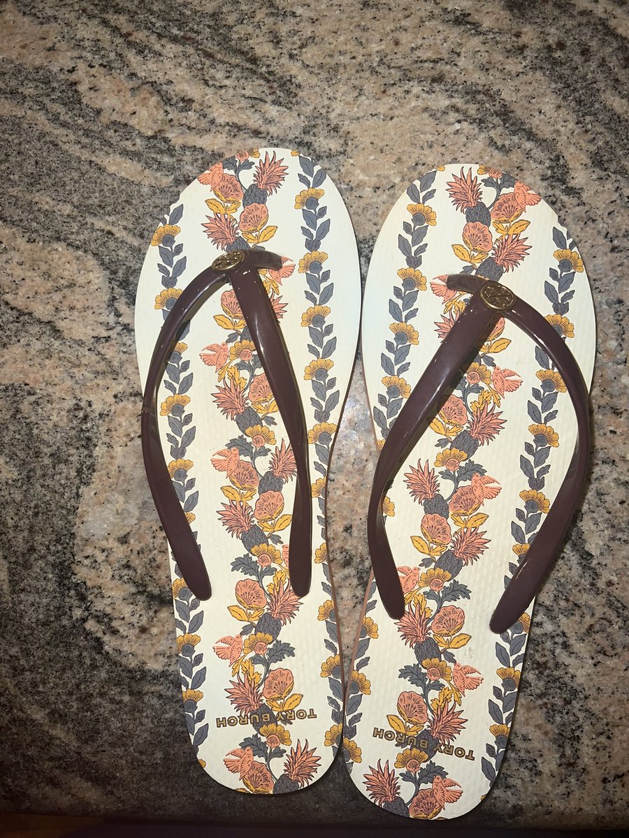 juulia189's tweet photo. ! Obsessed What is limited edition Tory Burch flip-flops! On sale for the next 24 hours, feel free to DM me https://t.co/bK7b8qJLs2