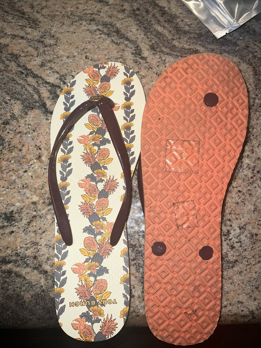 juulia189's tweet photo. ! Obsessed What is limited edition Tory Burch flip-flops! On sale for the next 24 hours, feel free to DM me https://t.co/bK7b8qJLs2
