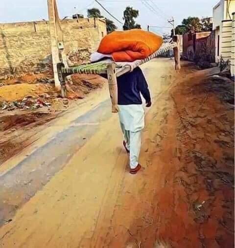 NewsParodyPk's tweet photo. Fans going to the Karachi stadium to watch the third day's play. https://t.co/IqgnobRt5y