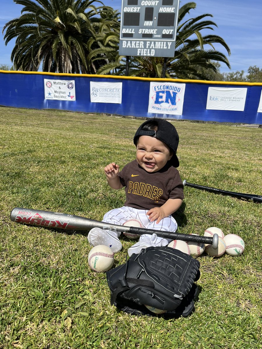 clawsteezy's tweet photo. Can’t wait for T-Ball 🥺❤️⚾️ https://t.co/Pgy7t0QmaX