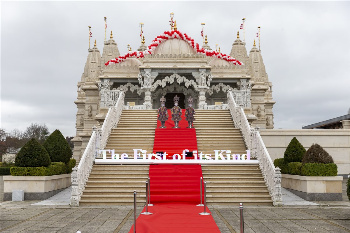 BAPS's tweet photo. International Screening of ‘The First of its Kind’: The Historic London Mandir Mahotsav https://t.co/N1ck2YrqoW https://t.co/uLCVIe9yju