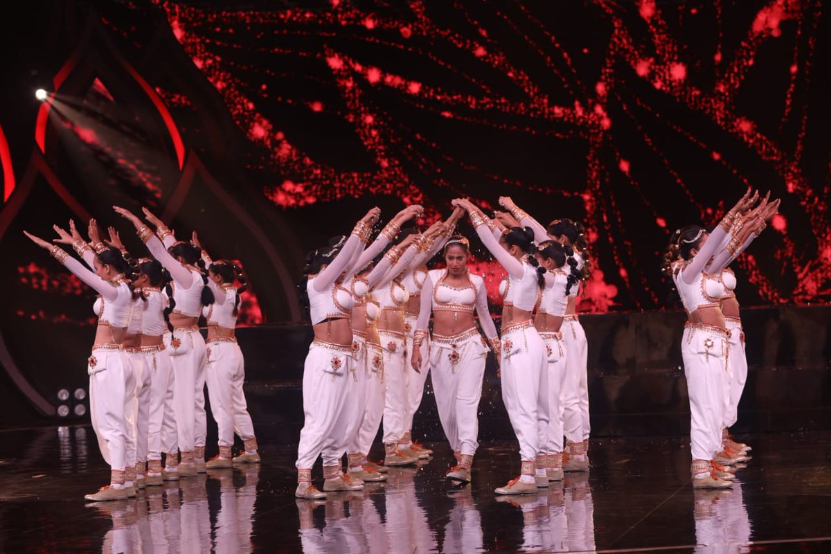 __YoHighness__'s tweet photo. Being Apsara is a whole vibe.👑🔥
Have you seen this performance or not ?
Let us know,Kaisa laga aapko yeh performance.😇 https://t.co/TSVMuNS7rV