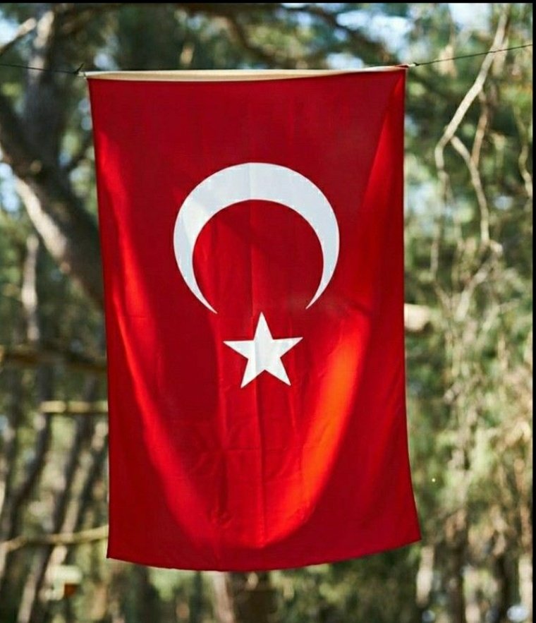 Ne Mutlu ki Al Bayrak Altında, 
Bu Yurdu Vatan Bilene...
Ne Mutlu Gururla Ben Türk'üm,
Ben Türk'üm Diyene...🇹🇷