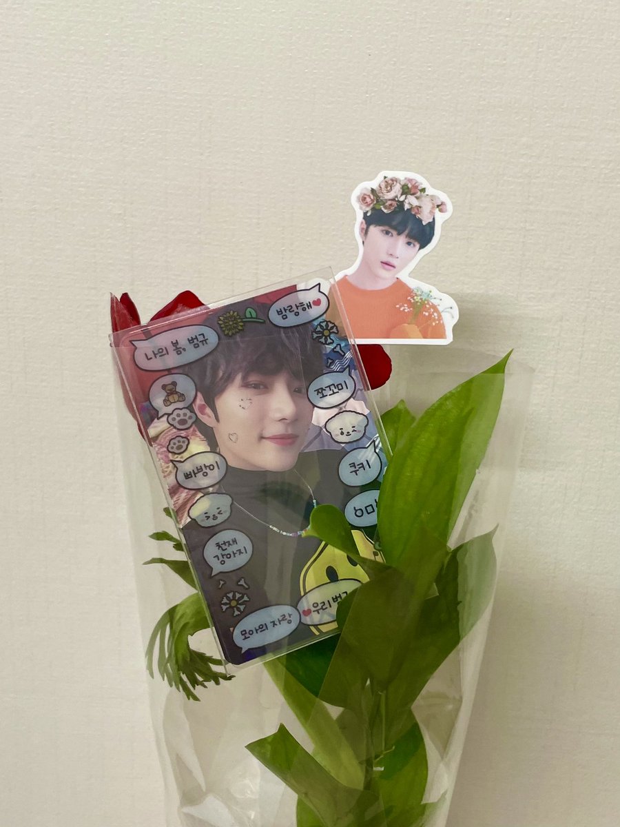 MYA0111_'s tweet photo. 누가 꽃이야〰️?🌺🌹

#더_활짝_핀_스물두살의_범규
#Birth_Of_Bloom https://t.co/9PXf9A8we0