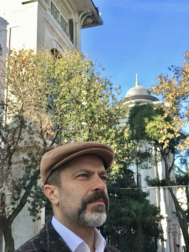 14 Mart 1919’da esarete karşı ilk bayrak açan vatansever tıp öğrencilerinin okuduğu Mekteb-i Tıbbiye-i Şahane’nin (SBÜ) bir öğretim görevlisi olarak görev yapmanın onuruyla, tüm meslektaşlarımın ve sağlık çalışanlarımızın 14 Mart Tıp Bayramını kutlarım. 🩺🇹🇷 #14MartTıpBayramı