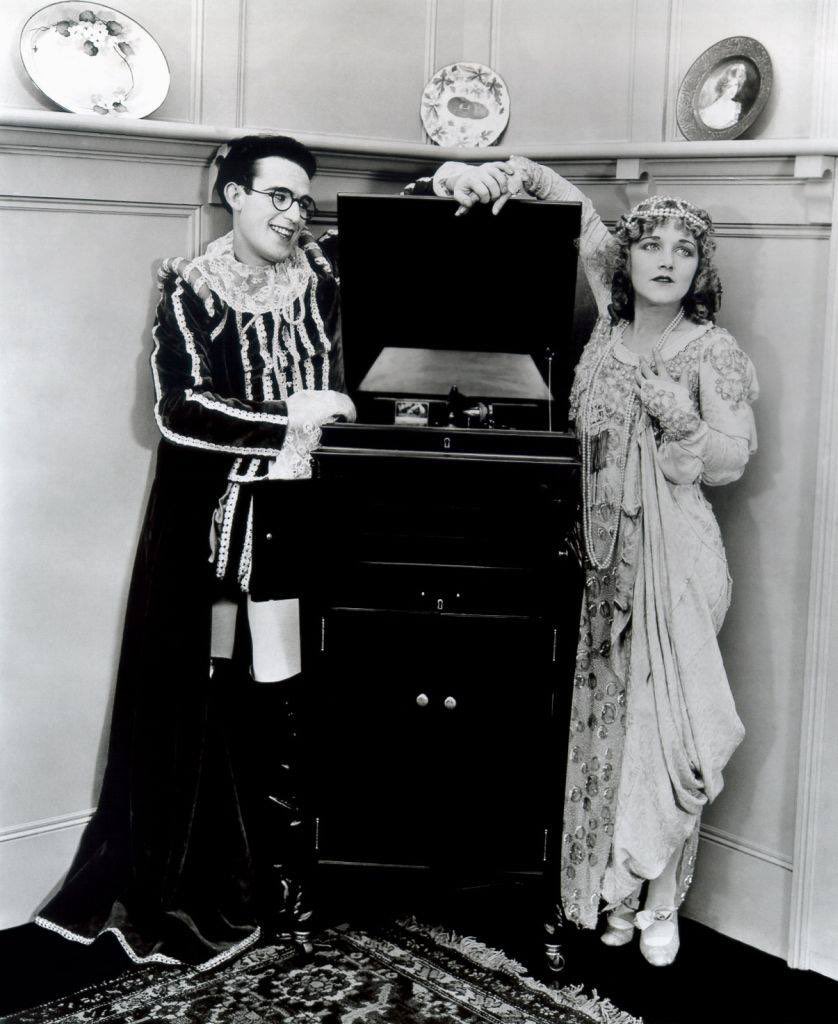 analgesicsleep's tweet photo. Harold Lloyd and Mildred Davis, who he would go on to marry in 1923 after making 15 films between 1919 and then, have 3 children and stayed together for nearly 50 years. #SilentFlickerSunday #HaroldLloyd #MildredDavis #SilentFilm #GetOutAndGetUnder https://t.co/KX6BmGBx9b