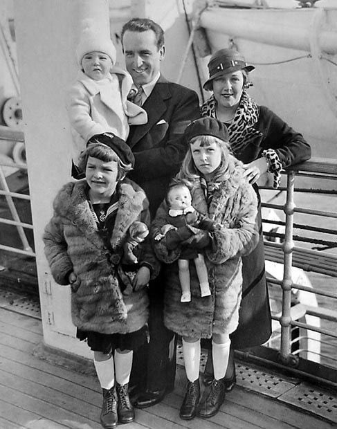 analgesicsleep's tweet photo. Harold Lloyd and Mildred Davis, who he would go on to marry in 1923 after making 15 films between 1919 and then, have 3 children and stayed together for nearly 50 years. #SilentFlickerSunday #HaroldLloyd #MildredDavis #SilentFilm #GetOutAndGetUnder https://t.co/KX6BmGBx9b
