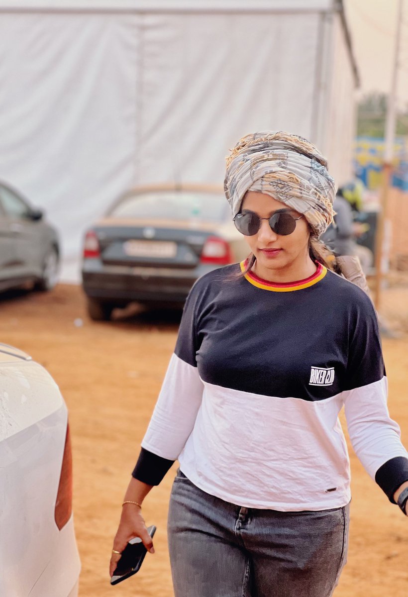 divya_uruduga's tweet photo. You try, you stumble, you fall and one day you ‘F L Y’ 🦋

💛🖤

#divyauruduga #divyau #du #D #uruduga #DU  #DUvians #thirthahalli #d #shivamoga  #arviya #arviyans #arya #preetiirali #live #love #laugh  #peace #positivity #🧿 https://t.co/LR4QN8TtEu