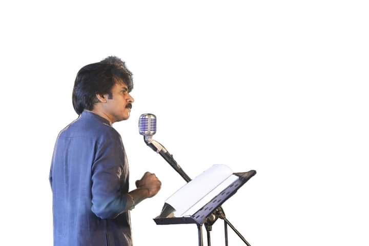 PawanPkpc's tweet photo. చరిత్ర నీకోసం వేచి చూస్తోంది..🔥🔥
ఆపలేని యుద్దానికి సిద్ధం అవ్వండి..🤙🤙

#8YearsOfJANASENA https://t.co/DHjvwZzILh