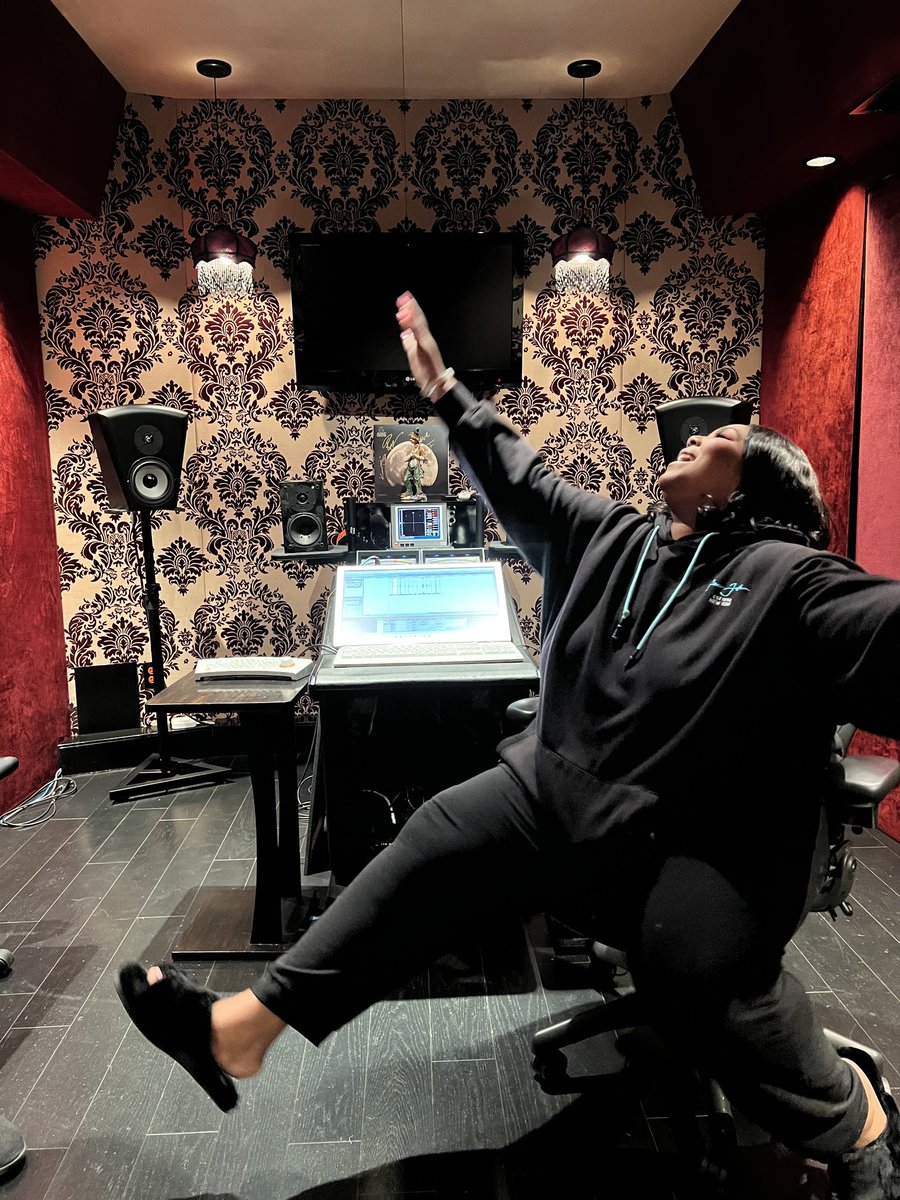 lizzo's tweet image. Flew home after an amazing #sxsw and mastered my album. IM OFFICIALLY DONE WITH MY ALBUM YALL