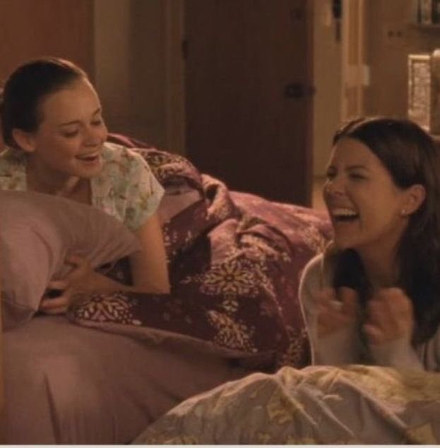 ggirlssss's tweet photo. #gilmoregirls #rory #loralai https://t.co/moedLYDtzf
