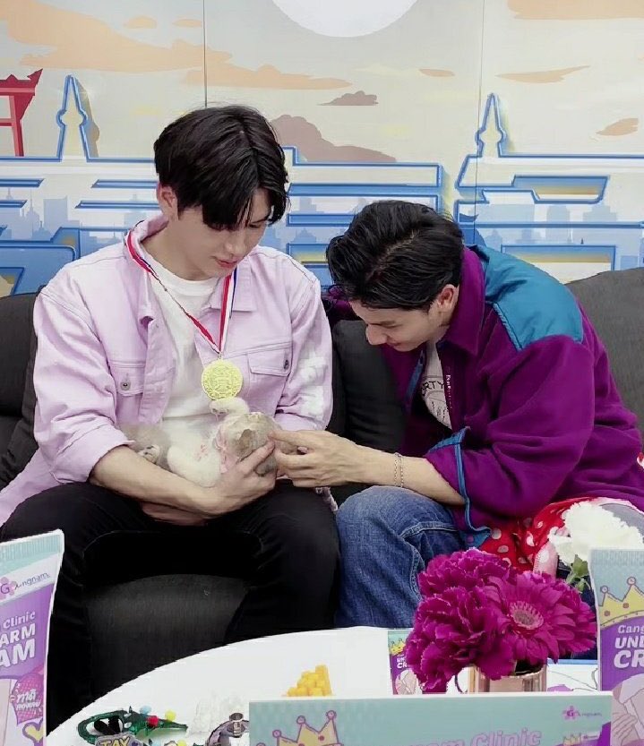 GVWIEEOFFICIAL's tweet photo. เฮ้อ ครอบครัวอบอุ่น https://t.co/6yc5OMV5Zr