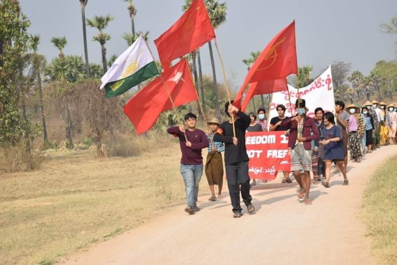 ActivistLittle's tweet photo. Anti-coup revolutionary coalition strike in the Vlgs from Sagaing's Yinmabin Dist as 369th day without a day off. 🪧

#2022Mar14Coup #HelpMyanmarIDPs #WhatsHappeningInMyanmar https://t.co/0vx0KXBuXz
