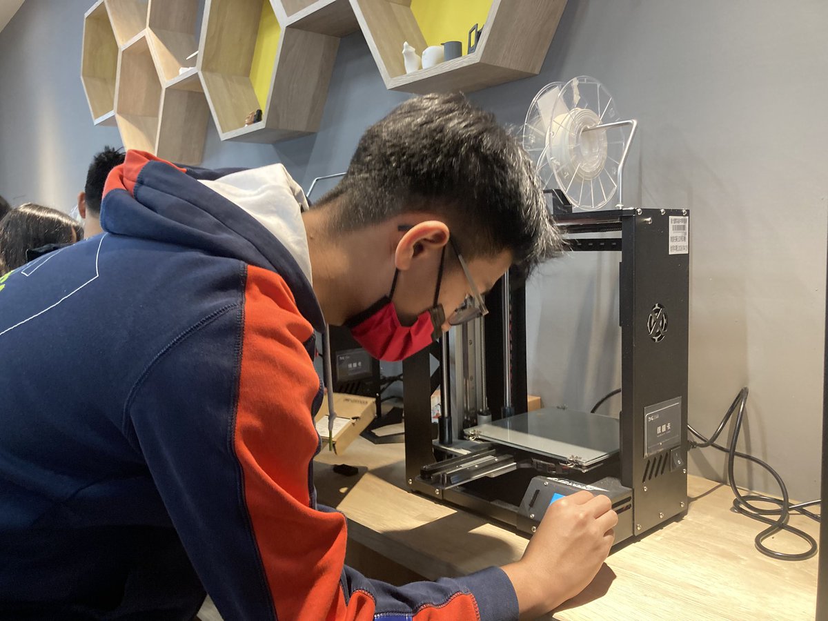 DesigingSteam's tweet photo. How to get students excited learning about #3dmodelling & #3dprinting? Let them experience the joy of printing without the technical hurdles. Combining skills-building as pt. of their #CritA & B to strengthen their confidence to use #3dtech as a tool. #agencyinlearning https://t.co/r0XG04Fn5i