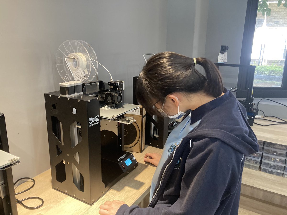 DesigingSteam's tweet photo. How to get students excited learning about #3dmodelling & #3dprinting? Let them experience the joy of printing without the technical hurdles. Combining skills-building as pt. of their #CritA & B to strengthen their confidence to use #3dtech as a tool. #agencyinlearning https://t.co/r0XG04Fn5i