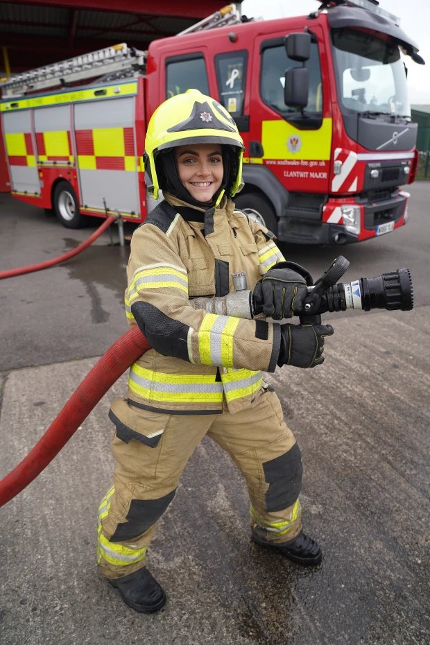 NYCEMSwatch's tweet photo. Charlotte York is Britain’s smallest firefighter — at just 5ft tall.
https://t.co/PrOfgLwBNF https://t.co/5la5fuRkHW