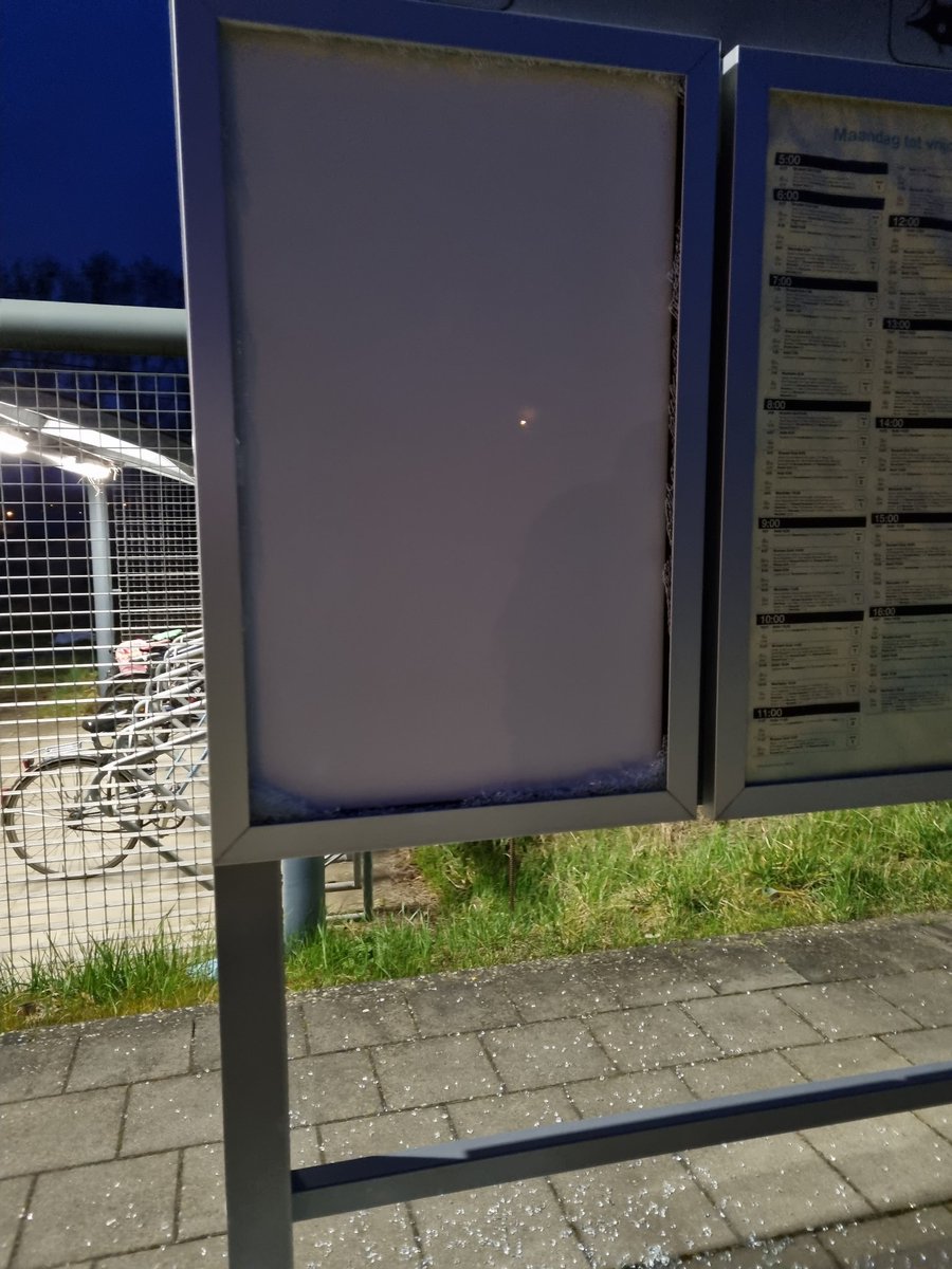 KarinVH_'s tweet photo. Hey @Infrabel_NL,
Misschien zijn jullie reeds op de hoogte, maar dit is in station Essene-Lombeek.
Dezelfde die een rommeltje maakten NÁÁST jullie vuilbak?
Ter info dus. (CC: @NMBS)

#Vandalen #Vandalisme #CamerasPls https://t.co/oBBJ7Ql4Wo