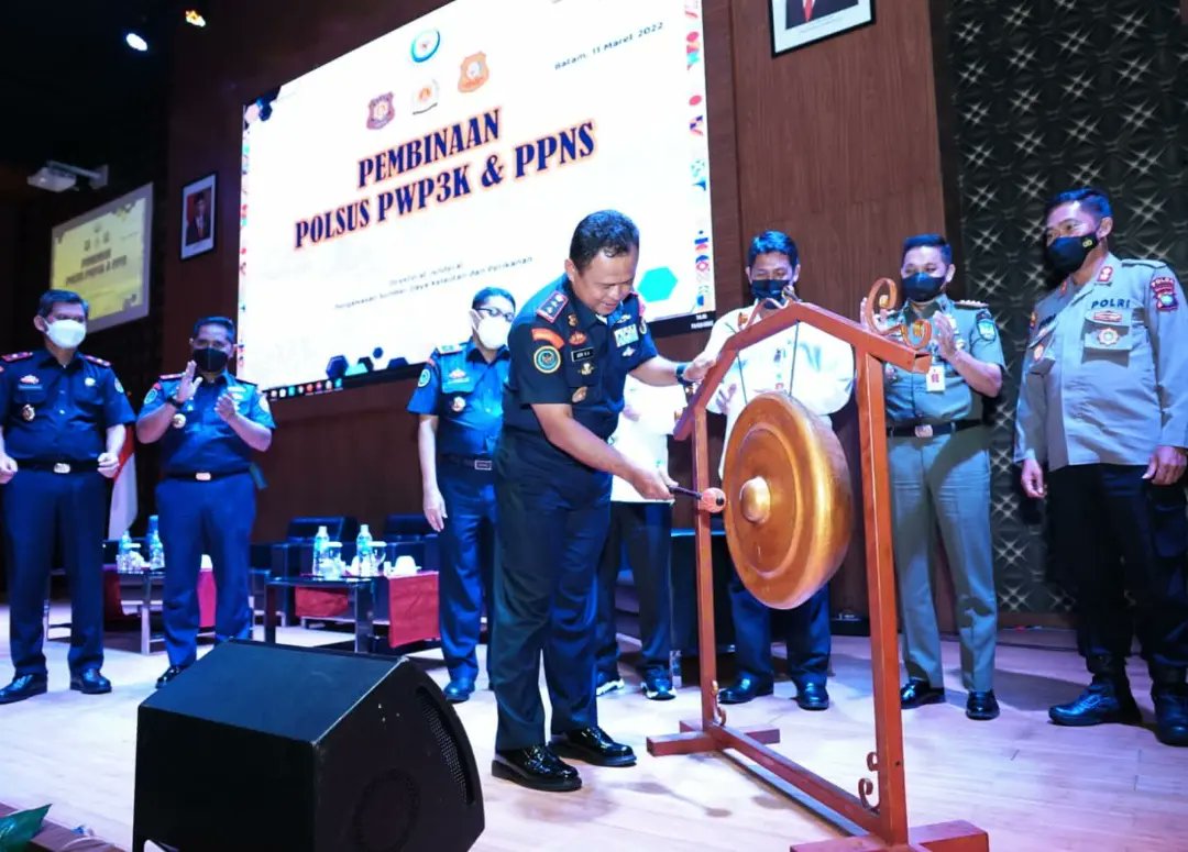 adin_psdkp's tweet photo. Membuka acara Pembinaan Polisi Khusus Pengawasan Pengelolaan Wilayah Pesisir dan Pulau-Pulau Kecil (PWP3K) dan Penyidik Pegawai Negeri Sipil (PPNS) Perikanan yang digelar di Batam, Kepri.

#KKPAccelerate #PSDKPHebat #NusantaraLestariJaya https://t.co/jPxiR5gJwj