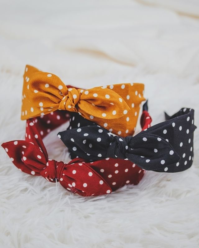 headband_fr's tweet photo. De jolis serre-têtes noeud à pois pour agrémenter une tenue d'une touche vintage. Vous allez adorer cette jolie pièce pour twister votre coiffure ! Disponible dans plusieurs coloris à collectionner. #coiffure #coiffurefemme #serretete #headband #accessoirescheveux https://t.co/VnBN6AMlLu