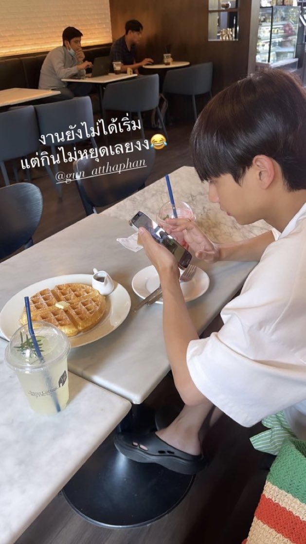 fake_sleeping's tweet photo. Gun stop eating you have bigger problems to address😂😂😭
#GunPPForever #OffGun #OffPP https://t.co/Pbzgod87nR