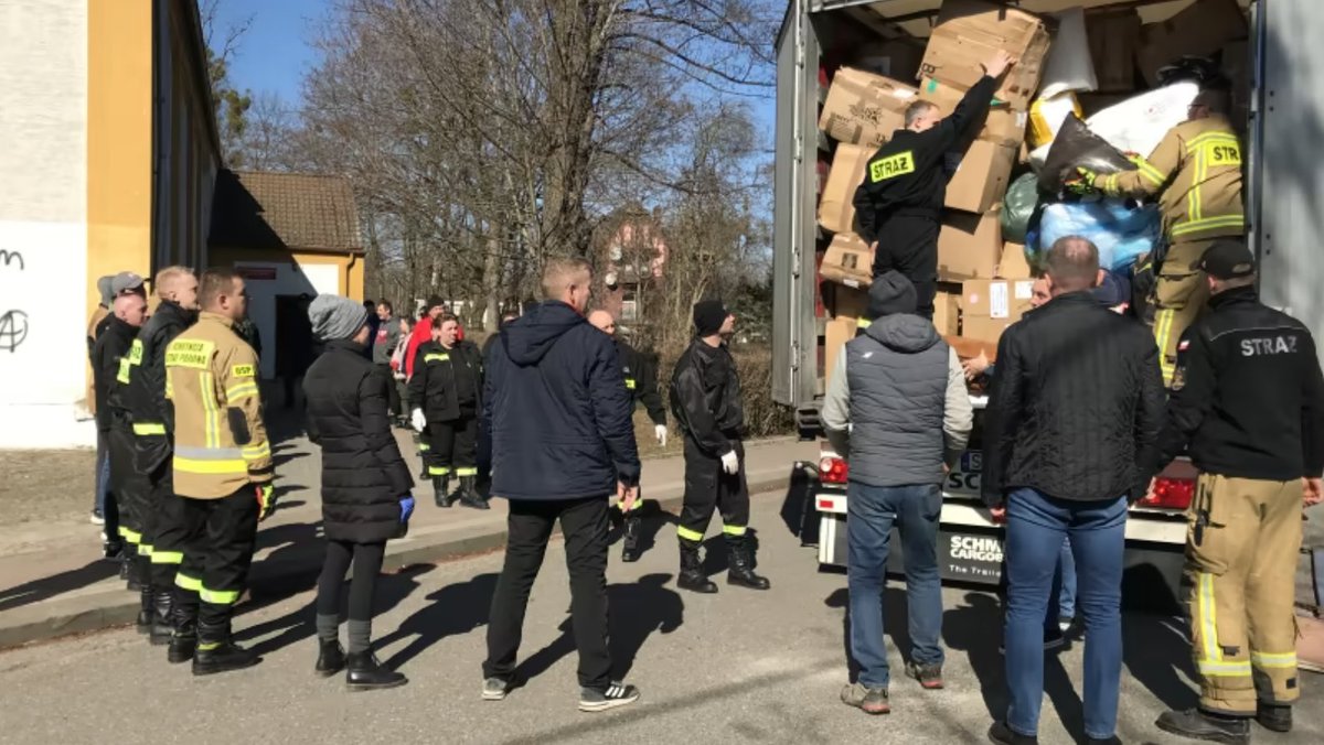 Join us on <a href="/itvcalendar/">ITV News Calendar</a> tonight for a special report by <a href="/katieoscroftitv/">Katie Oscroft</a> <a href="/MeSiwhite/">Simon White</a> from Poland, as a lorry load of aid collected from our region reaches #Ukrainian refugees. 
itv.com/news/calendar/…