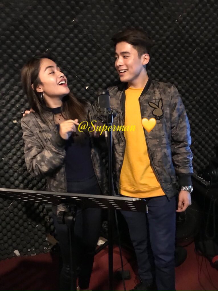 ckmk_13's tweet photo. Napa throwback tuloy ako @iamloved0892 @jhulieVIVE__13 sa mga pictures nila during collab ng Torete at Nothingβs Gonna Stop Us Now ππ
Tapos naka jacket sila, sira ata aircon dyan π€£ππ
@vivoree @imJCAlcantara #JohnVoree https://t.co/WPxtJG41Gs