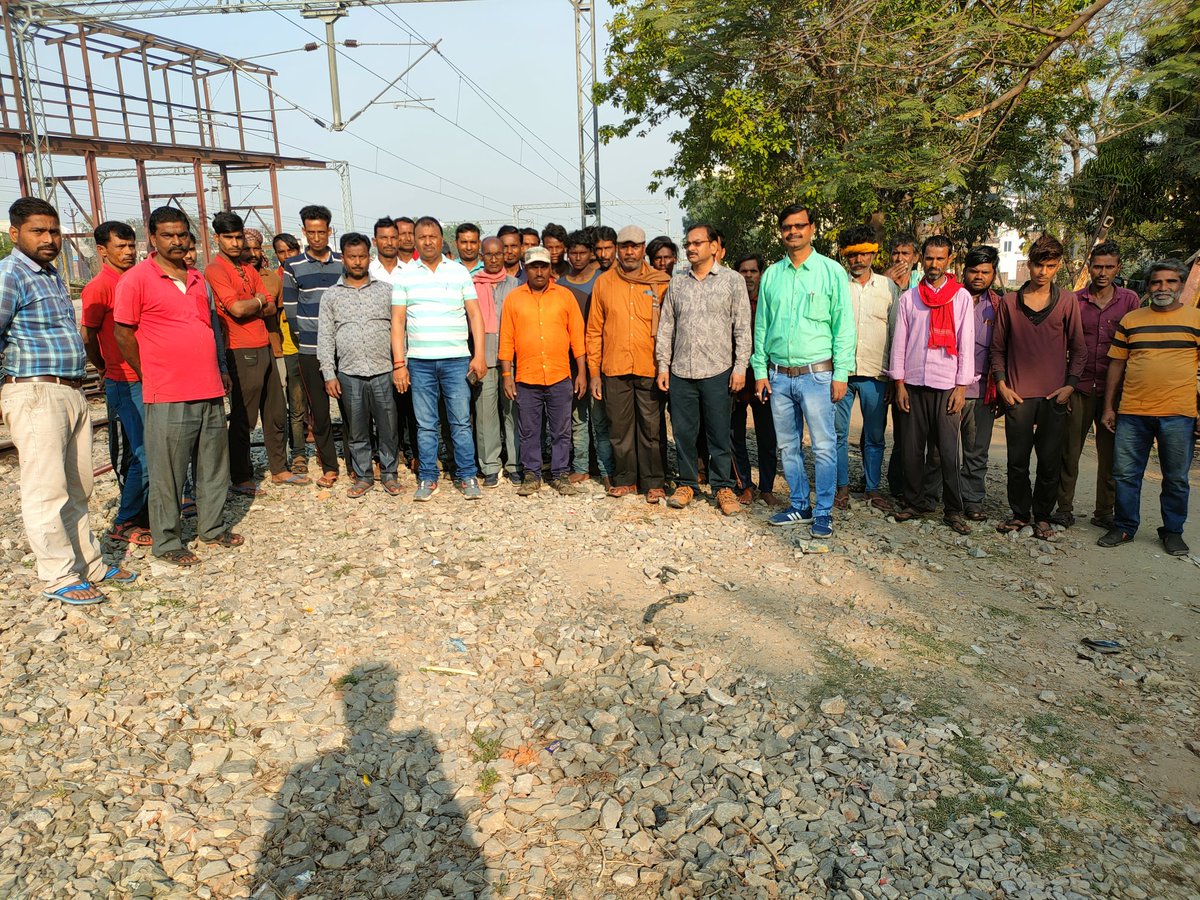 AIRF के आह्वान पर वाराणसी मंडल के भटनी शाखा के नेतृत्व में देवरिया स्टेशन पर पुरानी पेंशन बहाली हेतु धरना प्रदर्शन किया गया
