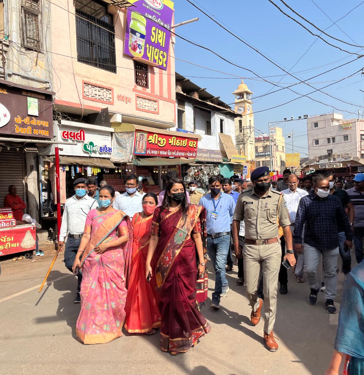 ડાકોર હોળી-પૂનમ મેળો-૨૦૨૨ માટે જીલ્લા વહીવટી તંત્ર સજ્જ
તમામ લાઇન ડીપાર્ટમેન્ટના અઘિકારીશ્રીઓની  ડાકોરના પદયાત્રીમાર્ગ પર ફૂટ-માર્ચ <a href="/collectorkheda/">Collector Kheda</a> <a href="/RacKheda/">Resident Additional Collector (RAC) , Kheda</a> @mahitinadiad <a href="/DDO_Kheda/">DDO KHEDA</a>