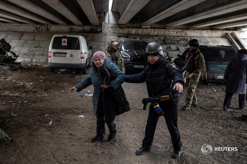 Reuters's tweet photo. Ukraine was able to evacuate more than 5,550 people from front-line cities via nine humanitarian corridors, deputy prime minister Iryna Vereshchuk said in a video statement https://t.co/gLEonTLtm6 https://t.co/NgDTOP67b5