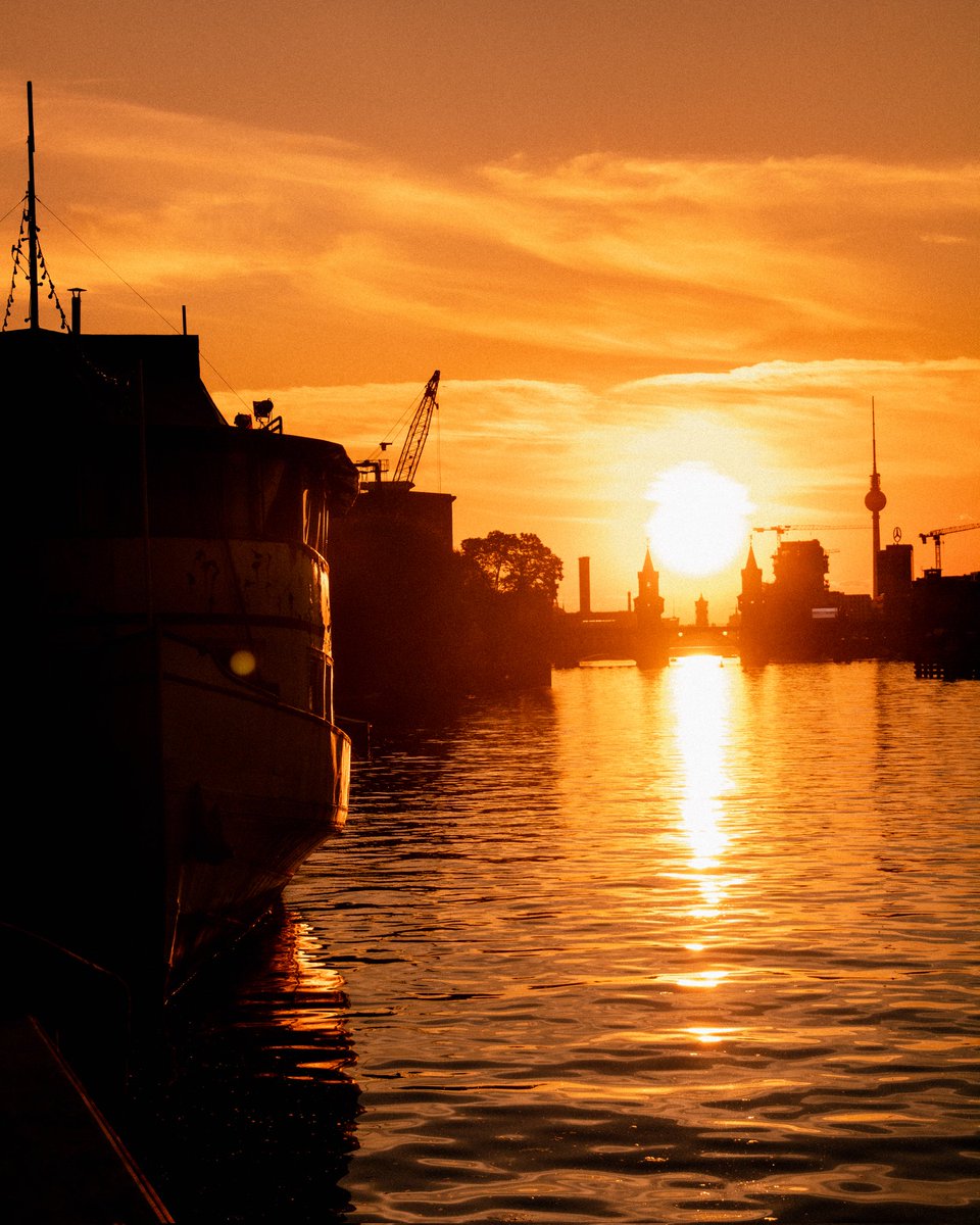 Mustafa_photos's tweet photo. GM from #Berlin 

#visitBerlin #photography #sunset #silhouette https://t.co/ts4h5Mpfz3