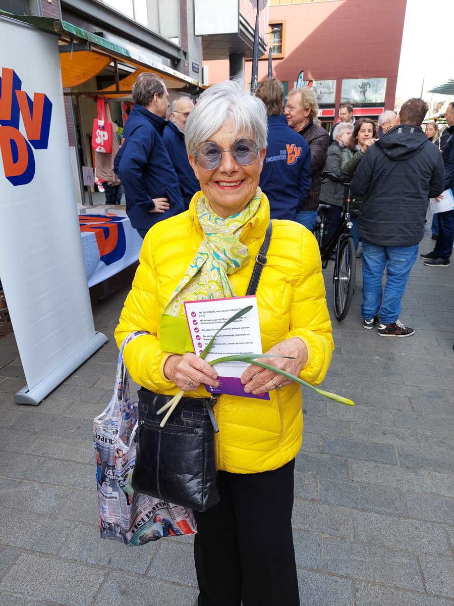 @Moedd18 dankt <a href="/D66/">D66</a> voor de jarenlange samenwerking. Komende jaren zet deze samenwerking  door van oudsher al met helaas overleden Jan Willem van Dongen was altijd in harmonie. Een monument <a href="/D66Dordrecht/">D66 Dordrecht</a> is Bill Hermsen die zijn galerie vaak ter schikking stelt voor films Dordt.