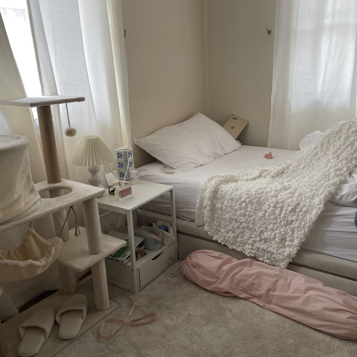 รีวิวการสั่งทำเตียง ราคา 7,500฿
ถูกกว่า ikea อีก แถมถูกใจที่อยากได้แบบเป๊ะๆ สั่งขนาด วัสดุ ผ้าหรือหนังที่ใช้ได้หมดเลย มีหัวเตียงไม่มีหัวเตียง เนยสั่งทำลิ้นชักมา 2 อัน✨ ถ้าไม่มีลิ้นชักน่าจะประมาณ 5000++