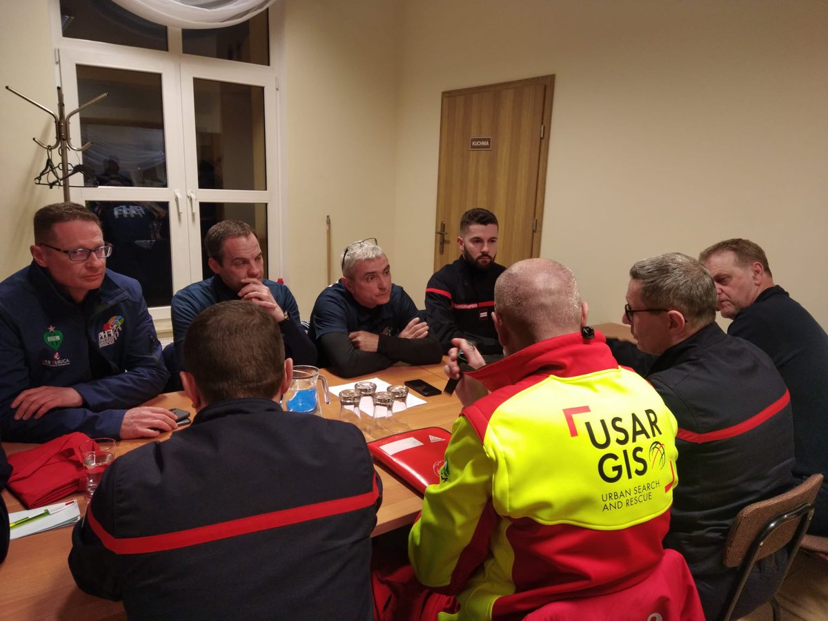 gis_france's tweet photo. Hier soir arrivée des #PompiersDeLaPaix à Budomierz en 🇵🇱 après de longues heures de route. Briefing avec les équipes de @gis_france et @pohf42 . Heureux de voir arriver cette relève au service des réfugiés 🇺🇦 #Ukraine @PompiersFR https://t.co/UdqUd4eK0j