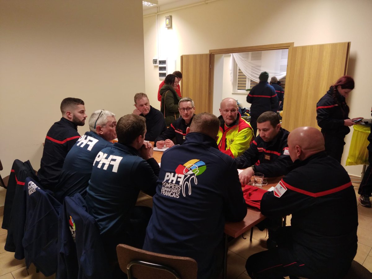 gis_france's tweet photo. Hier soir arrivée des #PompiersDeLaPaix à Budomierz en 🇵🇱 après de longues heures de route. Briefing avec les équipes de @gis_france et @pohf42 . Heureux de voir arriver cette relève au service des réfugiés 🇺🇦 #Ukraine @PompiersFR https://t.co/UdqUd4eK0j