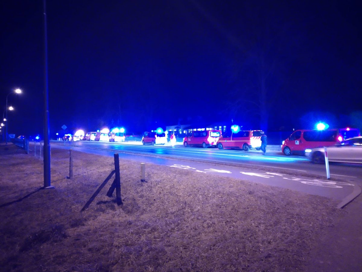 gis_france's tweet photo. Hier soir arrivée des #PompiersDeLaPaix à Budomierz en 🇵🇱 après de longues heures de route. Briefing avec les équipes de @gis_france et @pohf42 . Heureux de voir arriver cette relève au service des réfugiés 🇺🇦 #Ukraine @PompiersFR https://t.co/UdqUd4eK0j