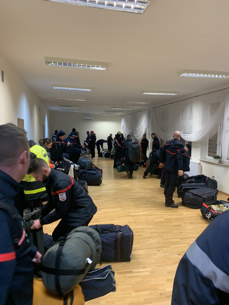 gis_france's tweet photo. Hier soir arrivée des #PompiersDeLaPaix à Budomierz en 🇵🇱 après de longues heures de route. Briefing avec les équipes de @gis_france et @pohf42 . Heureux de voir arriver cette relève au service des réfugiés 🇺🇦 #Ukraine @PompiersFR https://t.co/UdqUd4eK0j