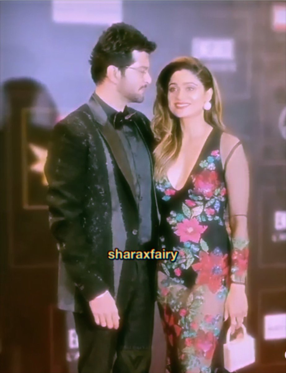 shamitaxfairy's tweet photo. the way he looks at her is just🤌🏻🧿🖤🥺
{ #ShamitaShetty #RaqeshBapat #ShaRa #ShaRaFam #ShaRaForever } https://t.co/nvFKuNwwFU
