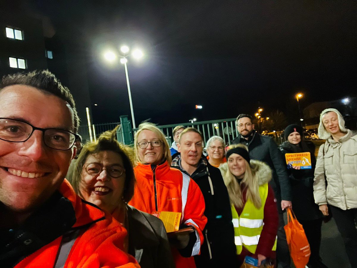 MarcSpeicher's tweet image. Werkstoraktion ab 5 Uhr bei #Saarstahl. Mit vielen tausend Beschäftigten ist die Stahlindustrie Rückgrat für Beschäftigung und Einkommen im Saarland. Stahl ist Zukunft. Und zusammen müssen wir für unsere heimische Industrie an der Saar kämpfen! #sogehtzukunft #stahlistzukunft