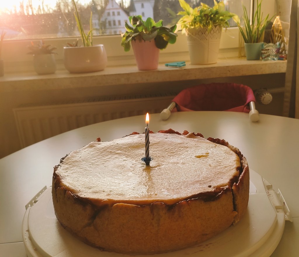 krasstini's tweet photo. Ich habe mir gestern total #anlasslos einen Kirsch-Käsekuchen gebacken. Weil Geburtstage gibt's gar nicht, wenn ich keinen Bock habe älter zu werden.

Realitätsverweigerung kann ich. Muss ich jetzt in die #FDP eintreten? 🤨😟

#DieMaskeBleibtAuf 
#CovidIsNotOver 
#Käsekuchen https://t.co/DlxC8OjWlN